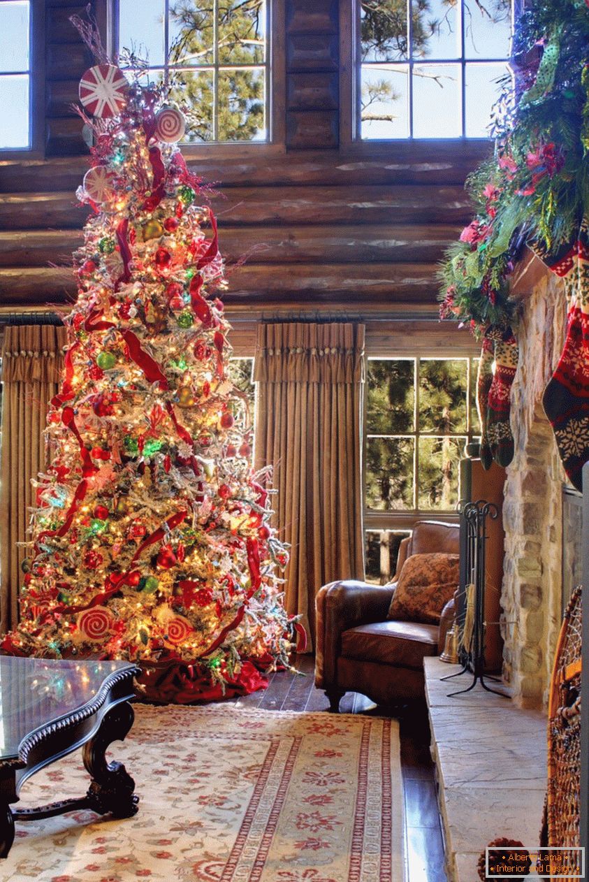 Obrovský vianočný strom zdobený sklenenými hračkami