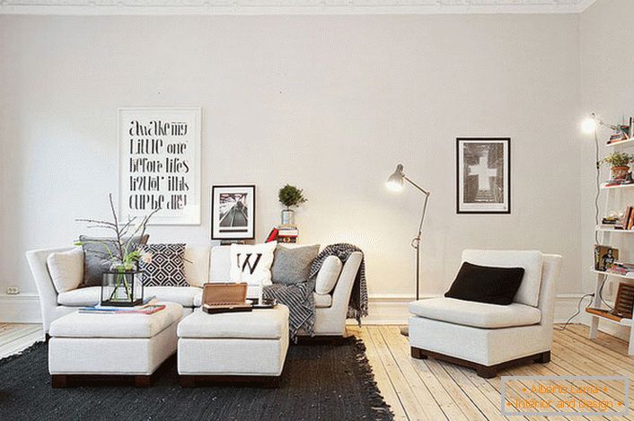 Škandinávsky štýl v interiéri láka svojou jednoduchosťou a zdržanlivosťou. Pokojné, jemné farby sú ideálne pre usporiadanie obývacej izby. 