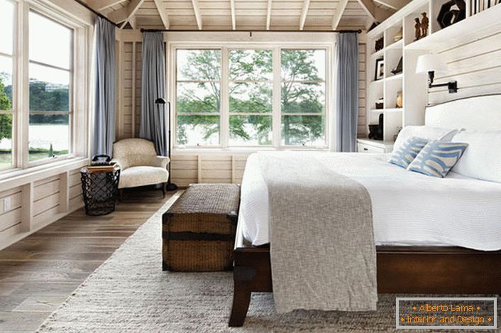 Spálňa v škandinávskom štýle s veľkou manželskou posteľou z dreva v dome francúzskeho podnikateľa.