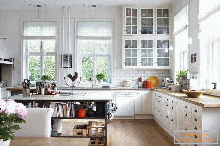 Priestranná kuchyňa v škandinávskom štýle by mala byť čo najľahšia. Prioritou je denné svetlo, takže kuchyňa je vybavená veľkými oknami s drevenými rámami. 