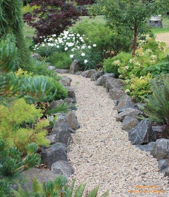 Šikovná hranica pre záhradné chodníky z kameňov