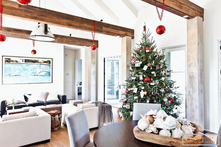 Klasická výzdoba vianočného stromčeka pre nový rok