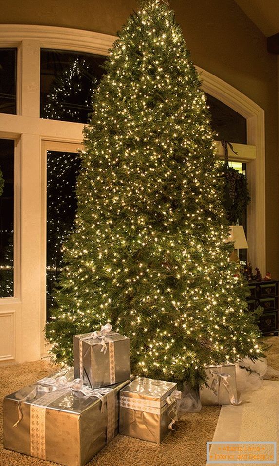 Neobvyklá dekorácia obrovského vianočného stromčeka s girlandami