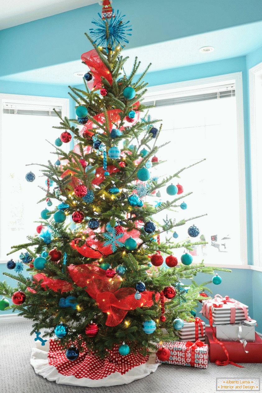 Dekorácia vianočného stromčeka v modrej a červenej farbe