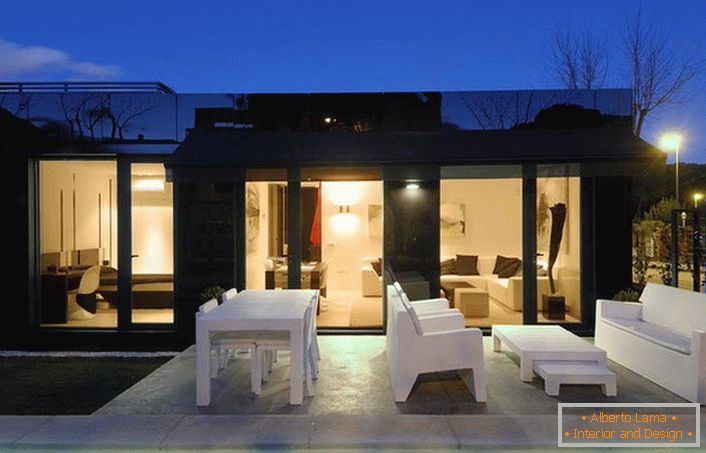 Štýlový dizajn modulárneho domu vyzerá ekologicky s riadne navrhnutým nádvorím. 