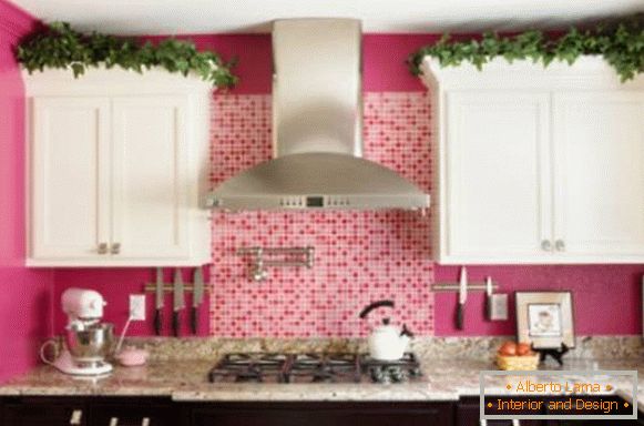 Ružové steny a čierny a biely nábytok v kuchyni