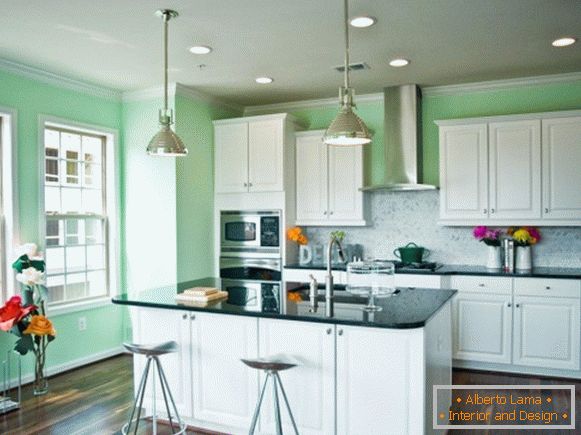 Kuchyňa v svetlej zelenej farbe