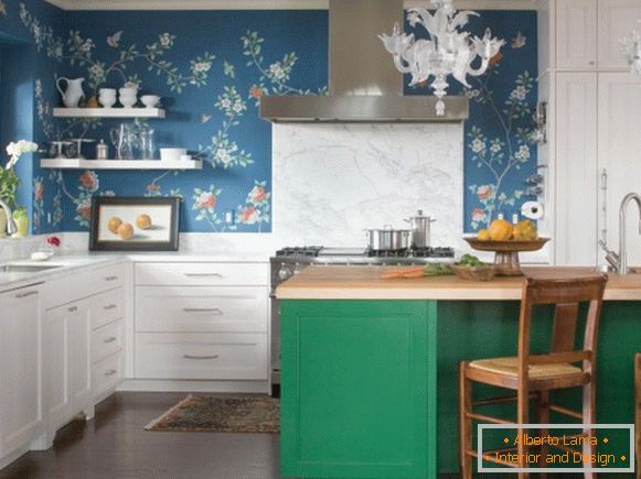 Kuchyňa s maľovanými stenami