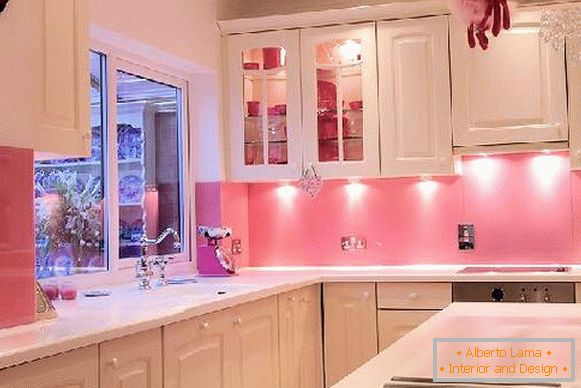 Kuchyňa so svetlo ružovými stenami