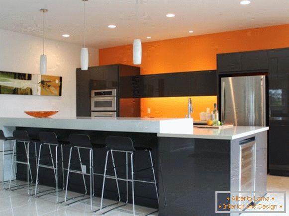 Kuchyňa s oranžovou stenou
