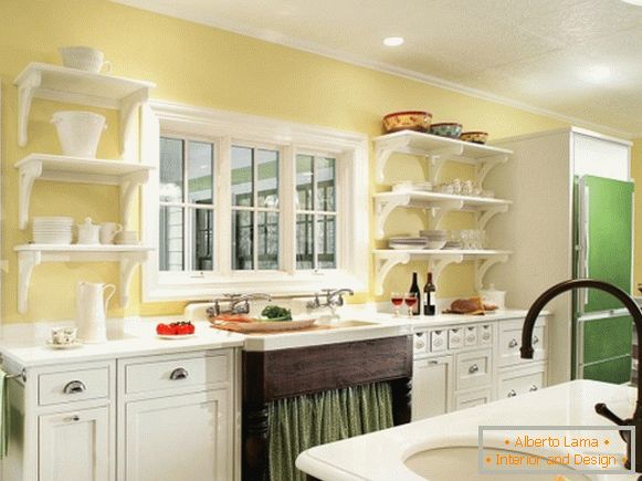Kuchyňa so žltými stenami a zeleným výzdobou