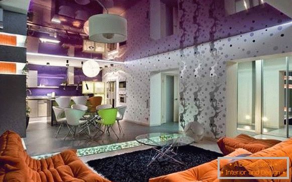 Stretch stropy vo fialovej vo vnútri obývacej izby