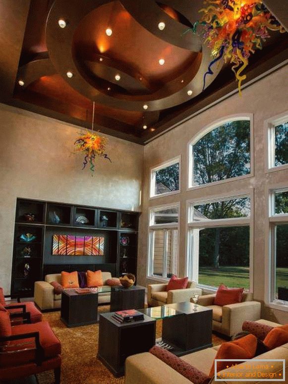 Kovové strešné stropy čokoládovej farby v obývacej izbe
