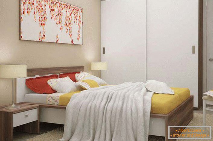 Laconický a funkčný modulárny nábytok je správnou voľbou pre malú spálňu.