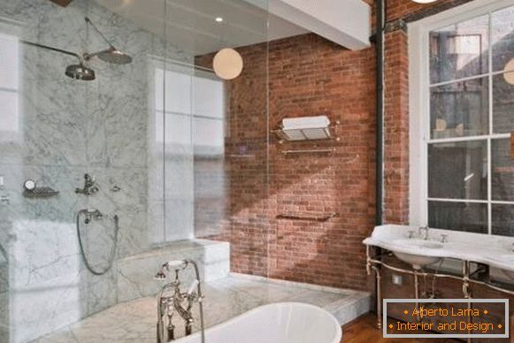 Tehlová múr v interiéri kúpeľne - čo skočiť