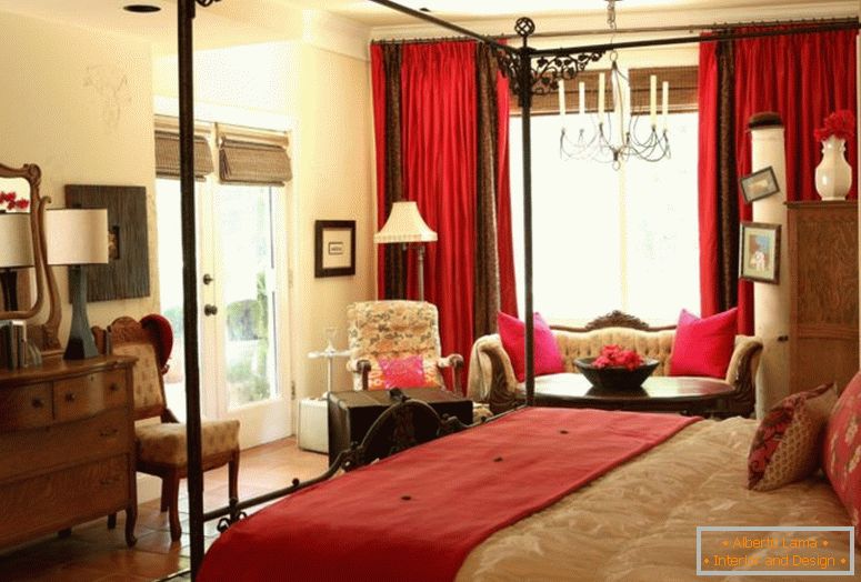 Tradičné-master-spálne-nábytok-s-červených opona-starožitnom zrkadlovo-and-stolové lampy špecifické-dlažba, plávajúce podlahy-best-light-žlto-múr maľovať-Color-lounge stoličky-classic-elegantnými design-nápady