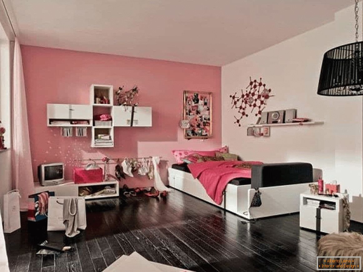 V tomto dizajne miestnosti dospievajúca dievčina má všetko pre život: miesto pre veci a pracovný stôl