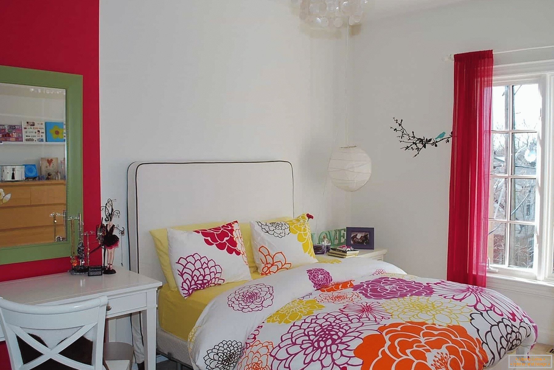 V bielej miestnosti dospievajúcej dievčiny - farebné postele a prvky dekorácie