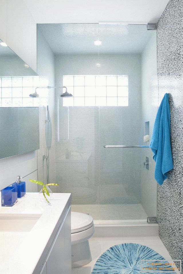 Moderná sprchovací kút v kúpeľni