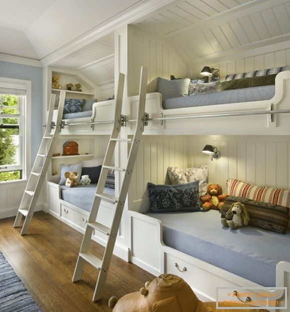 Dve poschodové postele v detskej izbe