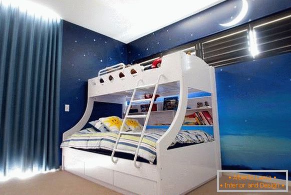 Poschodová posteľ mladých kozmonautov