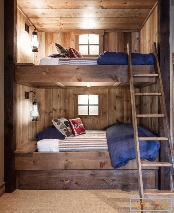 Útulné dvojposchodové posteľ z dreva