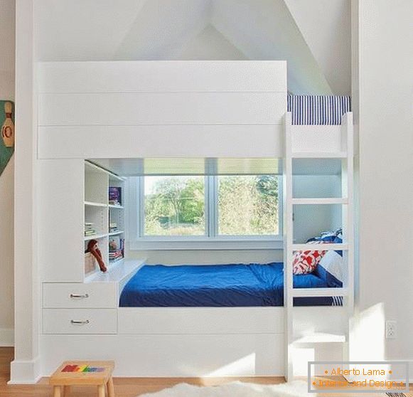 Biela poschodová posteľ возле окна