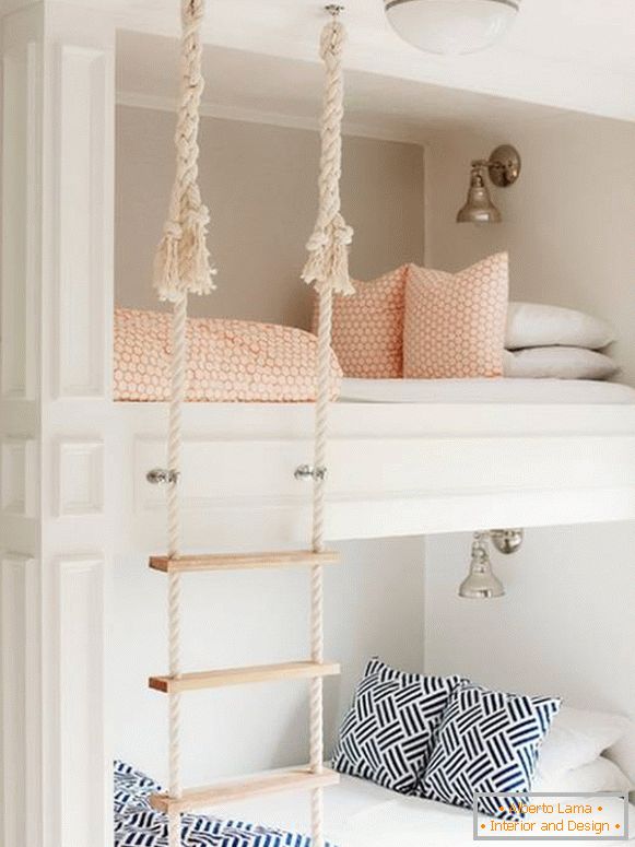 Poschodová posteľ s lanovým rebríkom