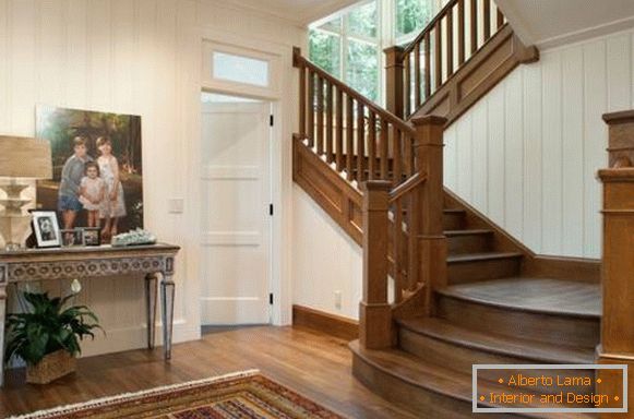 Sála s dreveným schodiskom v súkromnom dome - foto