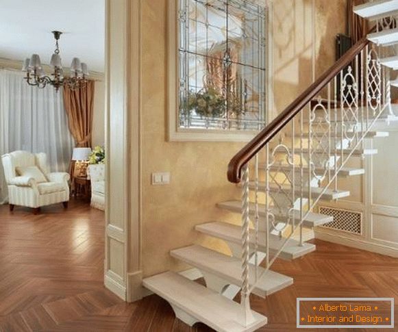 Kovové schodiská v súkromnom dome s kovanými koľajnicami