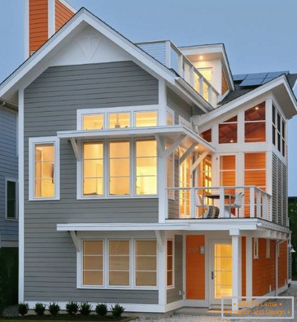 Moderná fasáda súkromného domu v šedej a oranžovej farbe