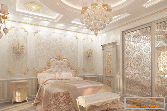 Interiér spálne so štukovou výzdobou v štýle luxusu
