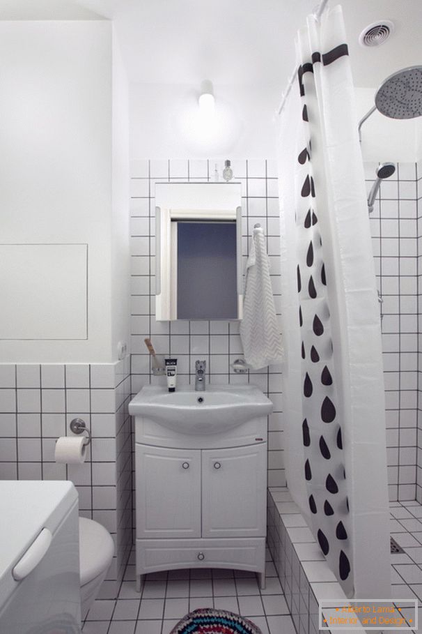 Interiér kúpeľne v čiernej a bielej