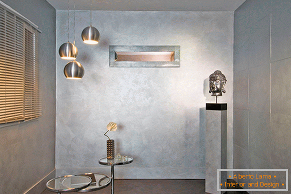 Dekoratívna farba na steny v apartmáne s kovovým efektom