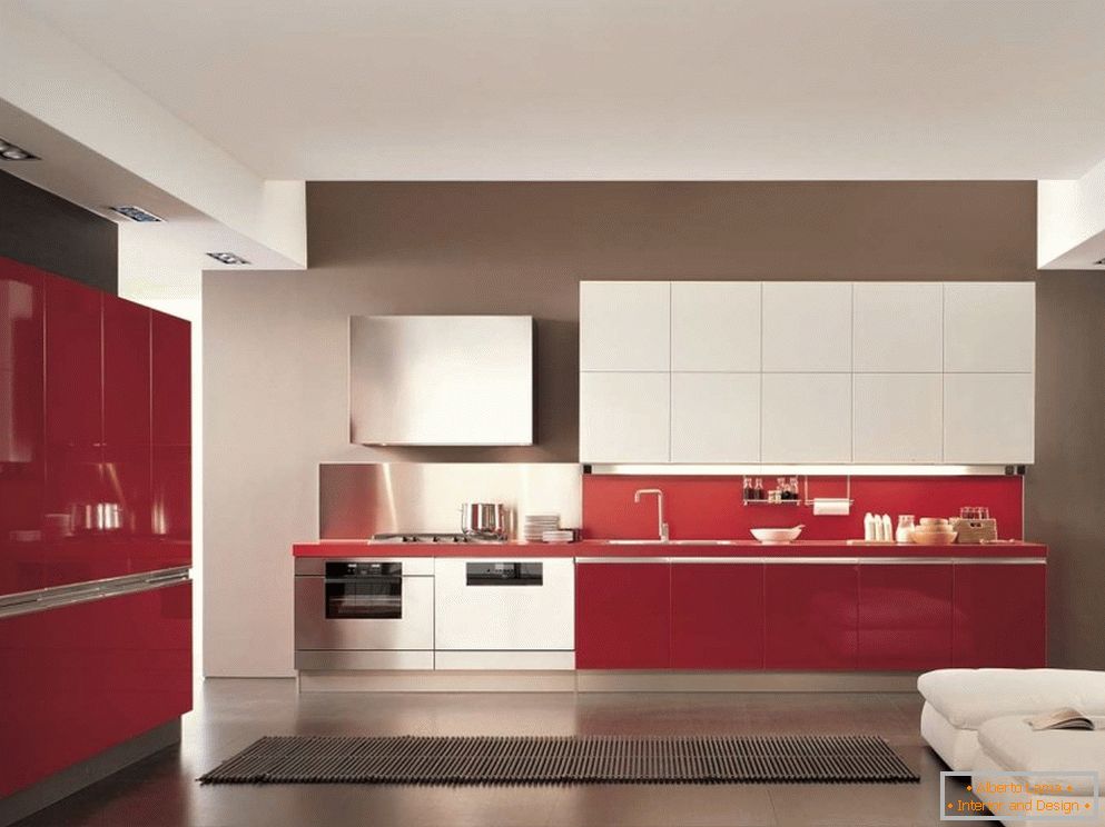 Červená kuchyňa v minimalistickom štýle