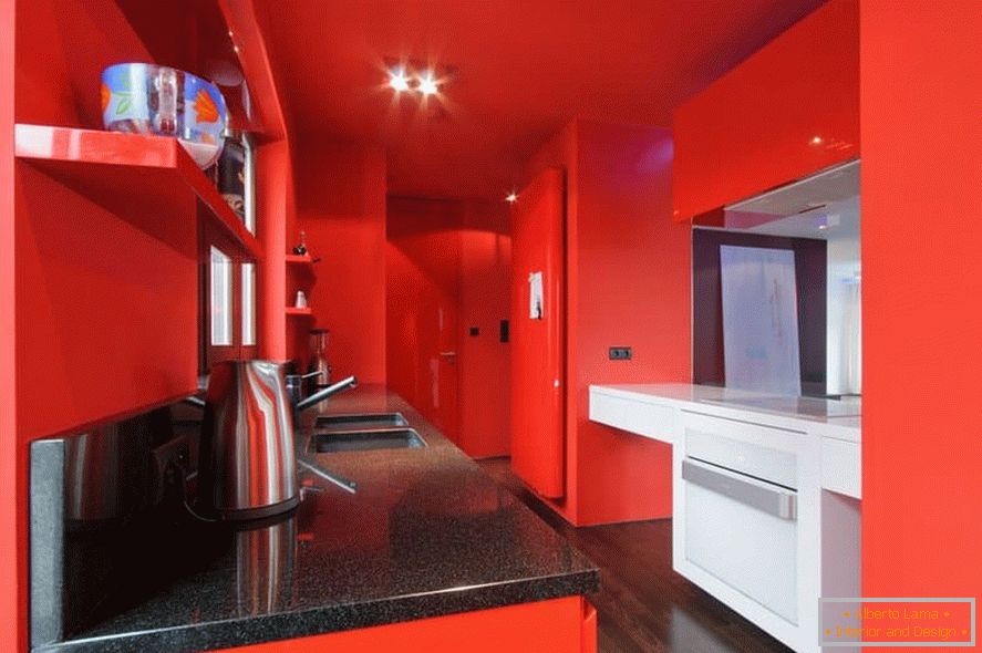 Kuchyňa s červenými stenami