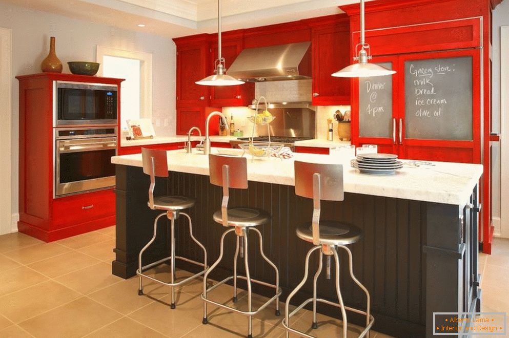 Viacúrovňový strop v kuchyni s červeným nábytkom