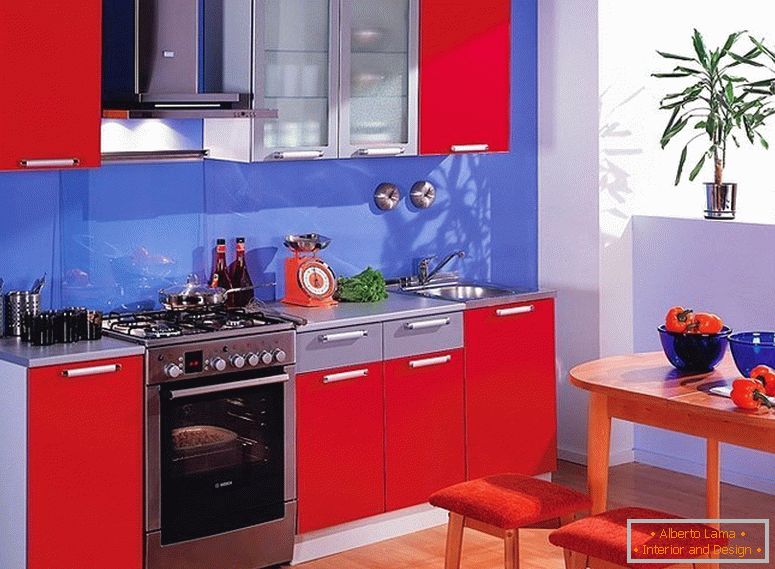 Modrá a červená kuchyňa