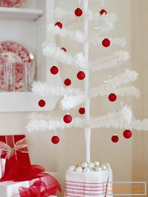 jednoduchý-a-štýlový-dekorácie-vianočný stromček