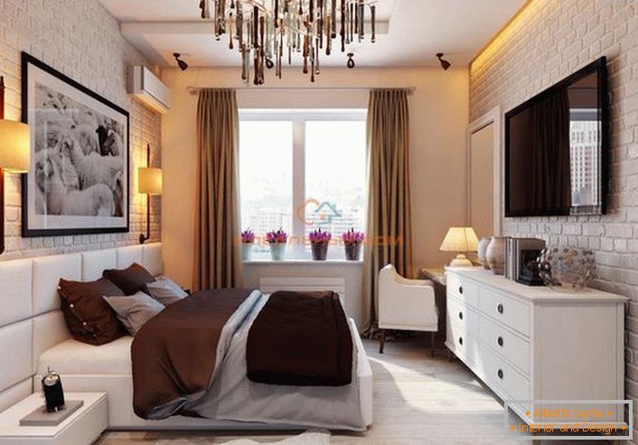 Malá spálňa v podkroví je vyrobená vo svetlých farbách. Elegantný, luxusný dizajn v neobvyklej interpretácii.