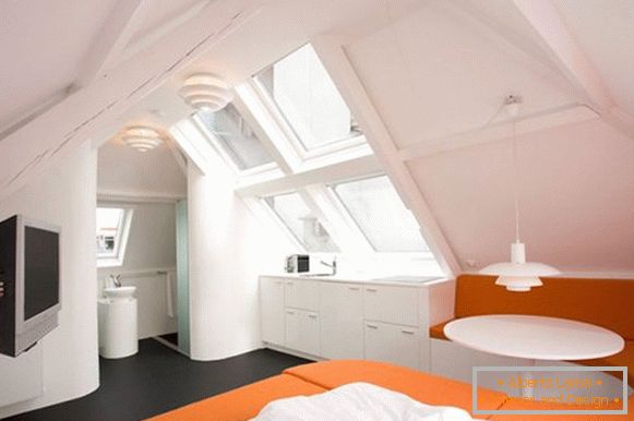 Kreatívny interiér bytu v oranžovej farbe