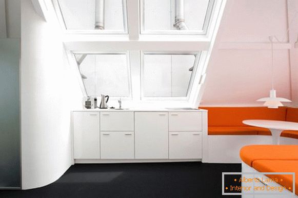 Kreatívny interiér bytu v oranžovej farbe