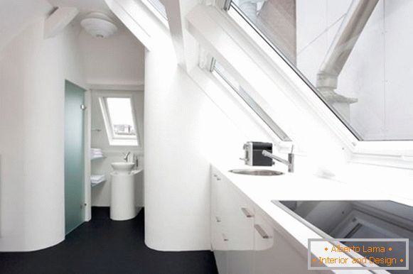 Kreatívny interiér bytu v bielej farbe