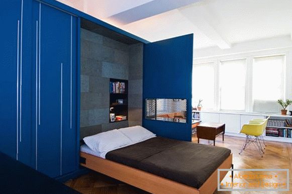 Kreatívny interiér bytu v modrom