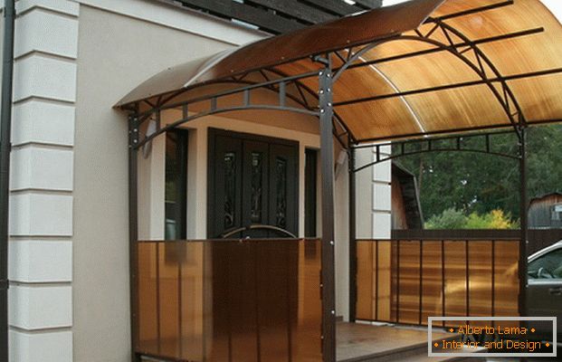 jednoduchá veranda z polykarbonátu v súkromnom dome