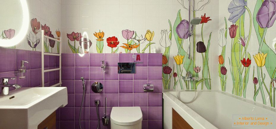 Dlaždice s kvetinovým vzorom v kúpeľni