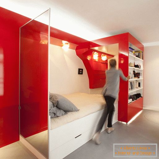 Transformovateľná červená a biela spálňa