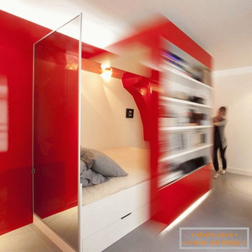 Transformovateľná červená a biela spálňa