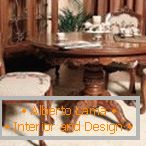 Stôl a stoličky s vyrezávanými vzormi
