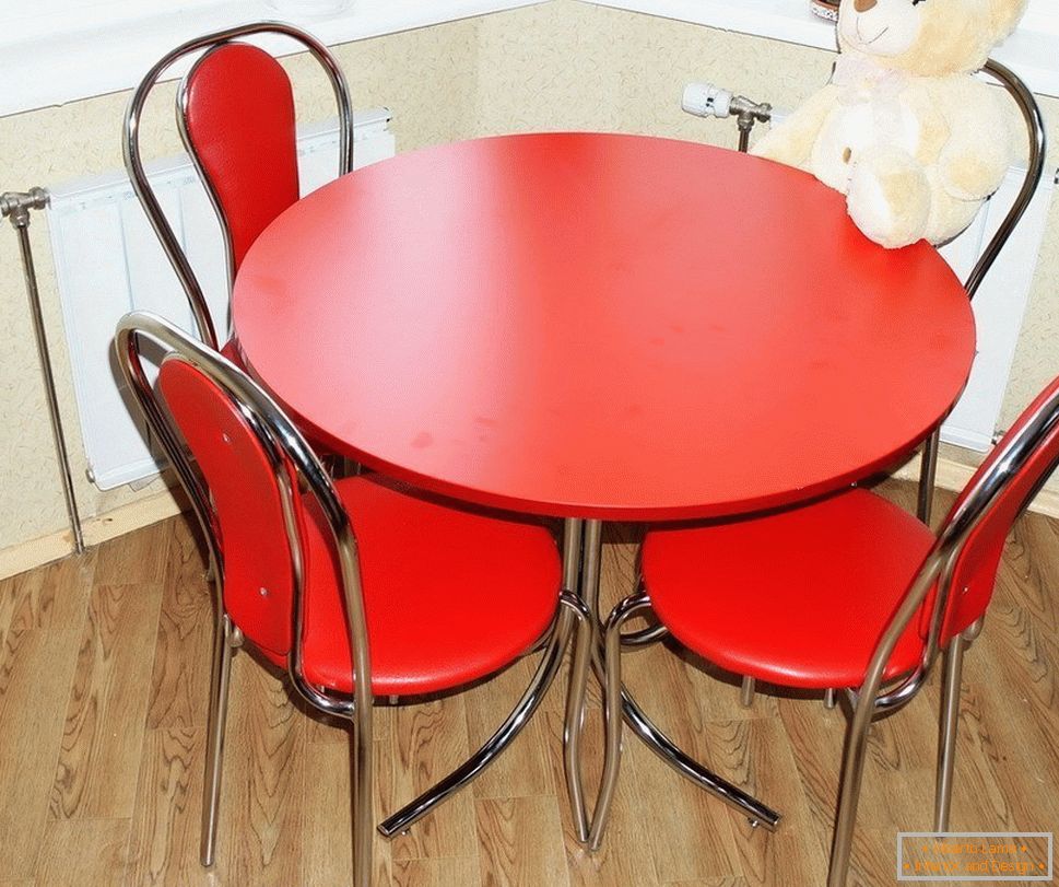Červený okrúhly stôl v interiéri